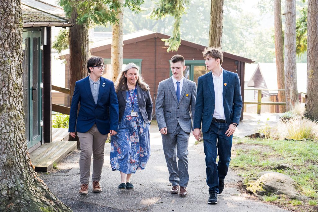 Alumi Students walking